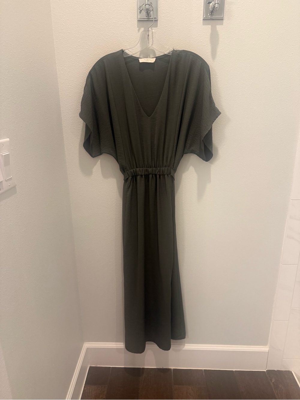 Moma Olive Green V-Neck Elastic-Waist Midi Dress
